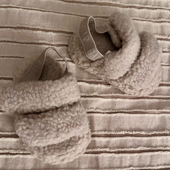 Baby girl shearling slides 🧡 - Picture 1 of 3